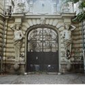 Porți Cu Atlanți, Piața Universității