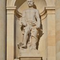 Sculpturi alegorice pe faţada Băncii Naţionale a Romaniei