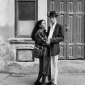 Cuplu de tineri în fața unei porți vechi - Strada Mircea Vulcanescu
