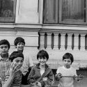 Grup de copii în fața unei case - Strada Mircea Vulcănescu
