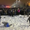Copii jucându-se cu bulgări de zăpadă la protestul din 22 ianuarie 2017