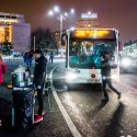 Voluntari oferind ceai cald soferului de autobuz - Protest anticoruptie - Piata Victoriei