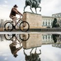 Biciclist și călăreț - Calea Victoriei