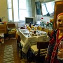 Maria, 85 ani, isi asteapta copiii si nepotii cu masa de Paste pusa