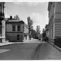 Calea Victoriei în fața porților și a Casei Vernescu (dreapta imaginii)