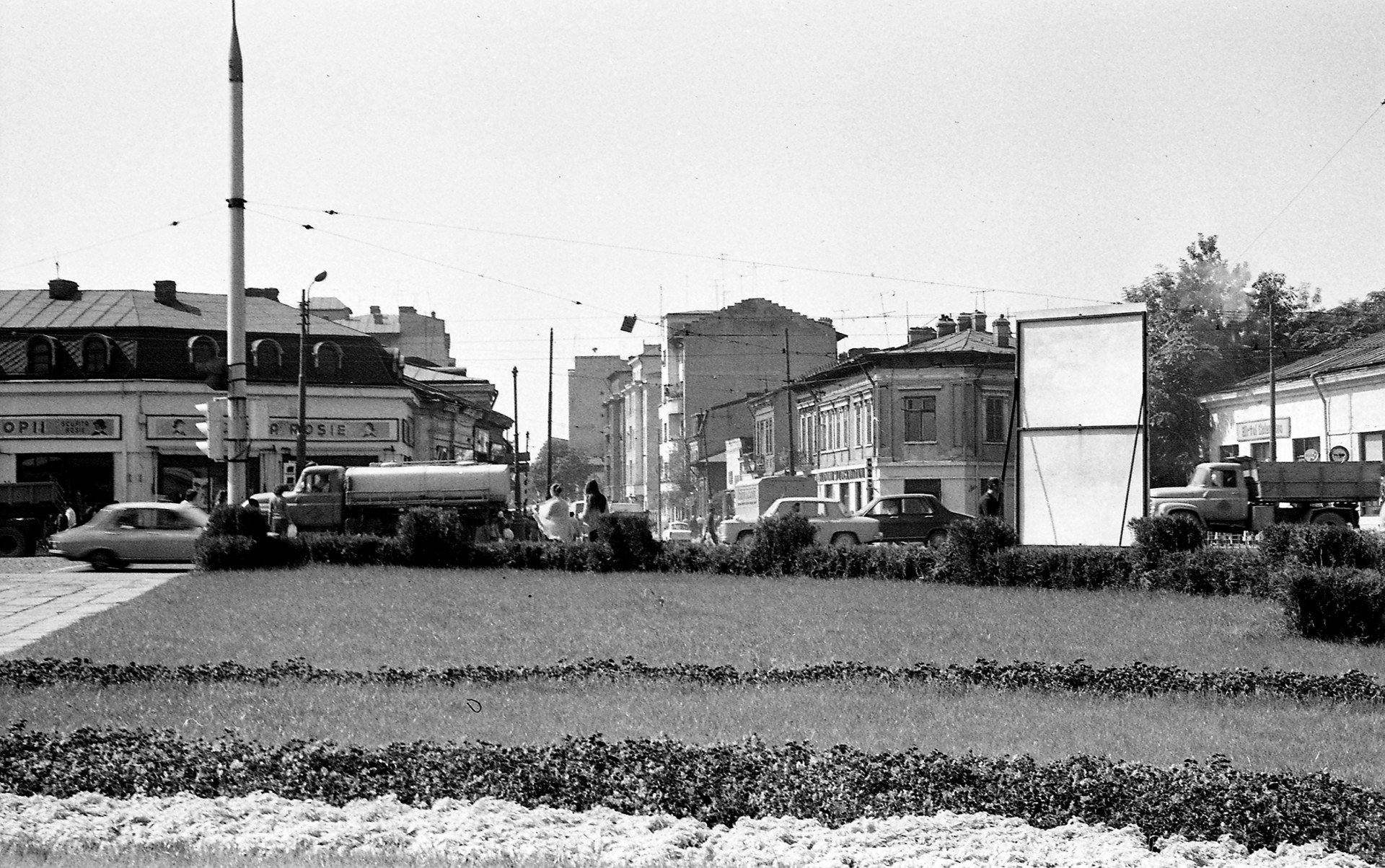 Calea Mosilor in 1976 la intersectia cu Mihai Bravu in fata magazinului Obor