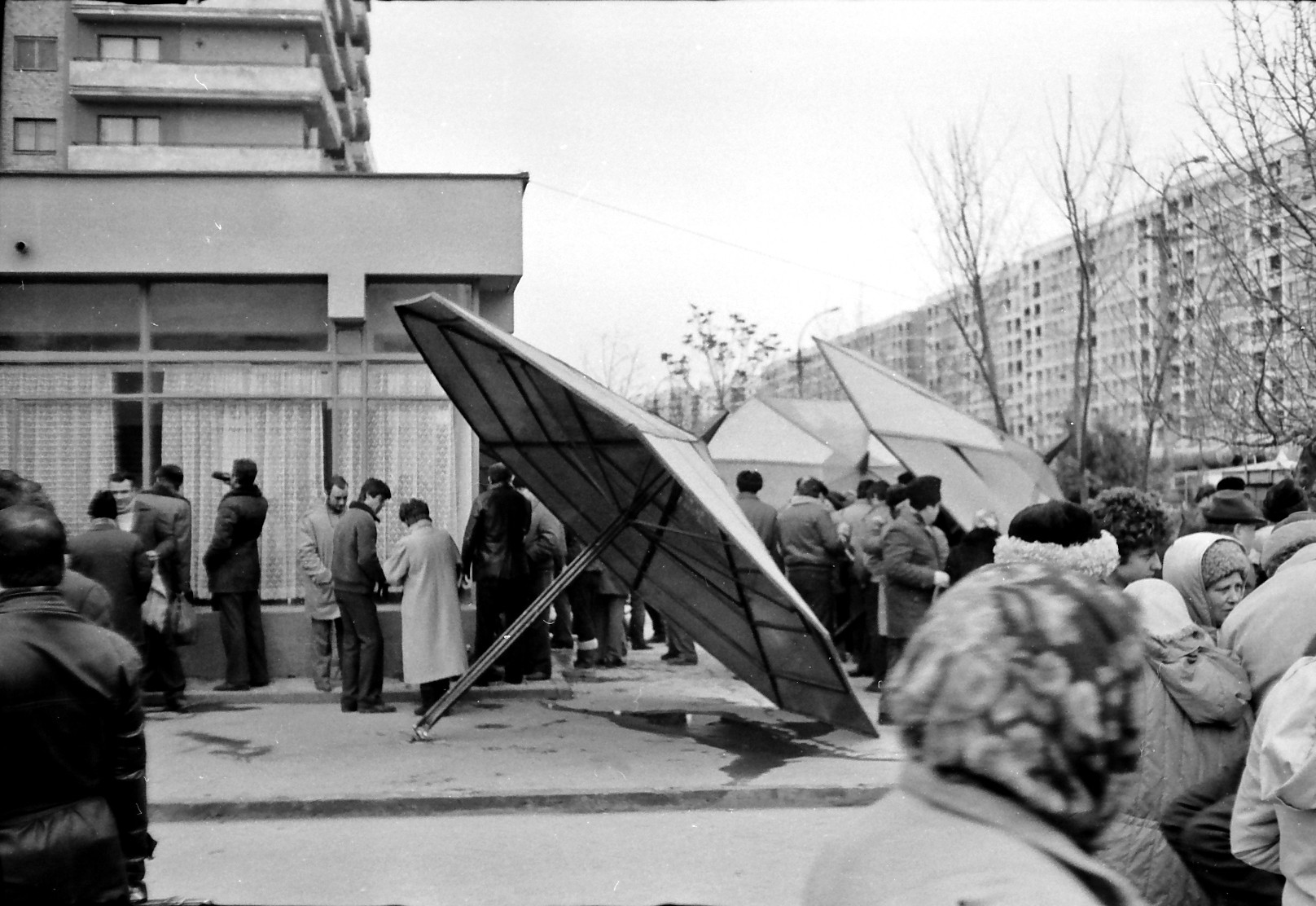 Cârciuma de la Sălăjan, tocmai se demontau umbrelele de tablă