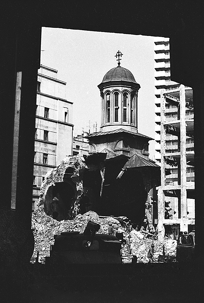 Demolarea bisericii Ienei - Enei, imediat după cutremurul din 1977