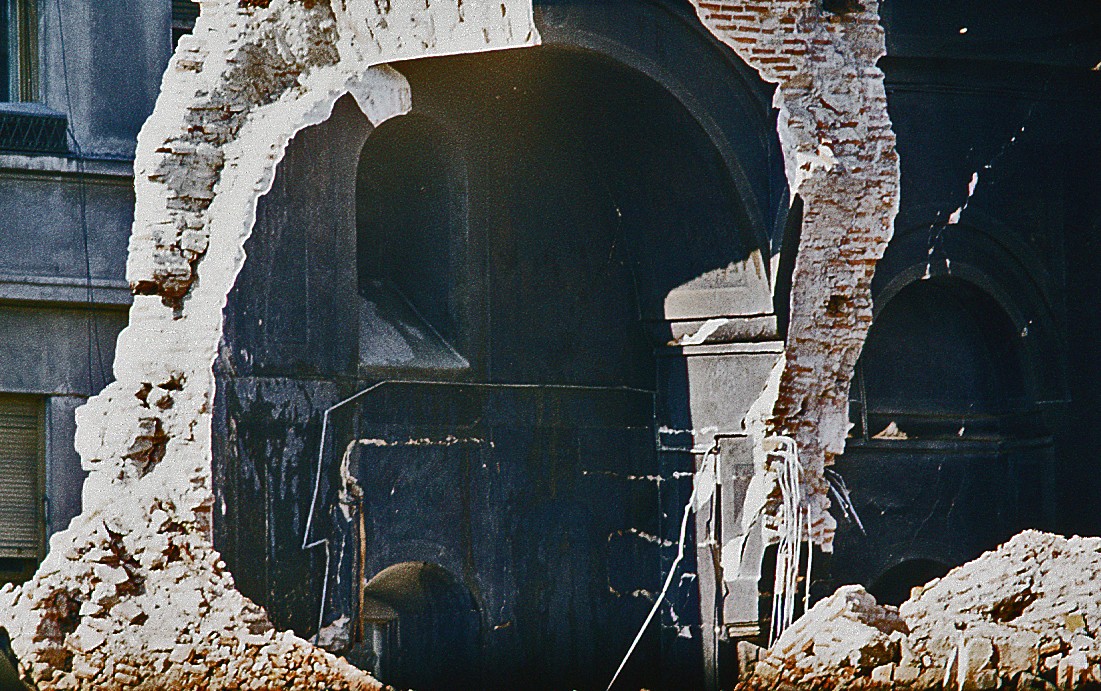 Demolarea bisericii Ienei - Enei, imediat după cutremurul din 1977