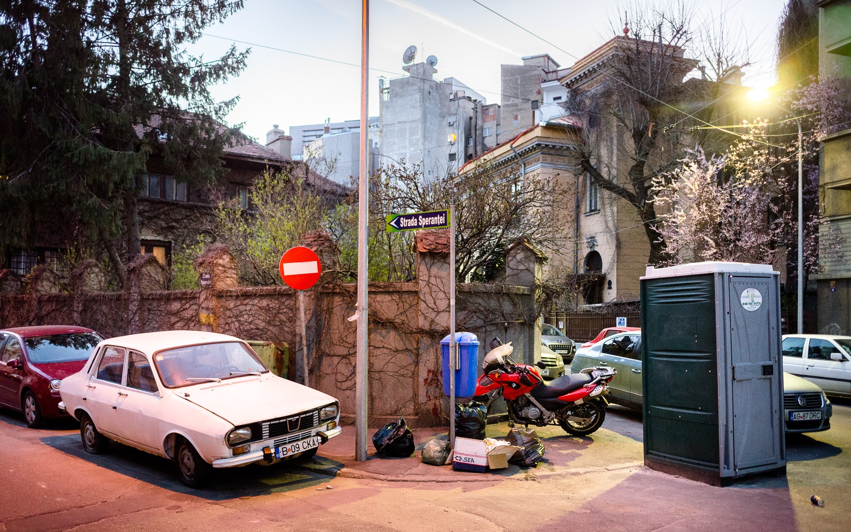 Dacia 1300 si o toaleta ecologica - Strada Sperantei
