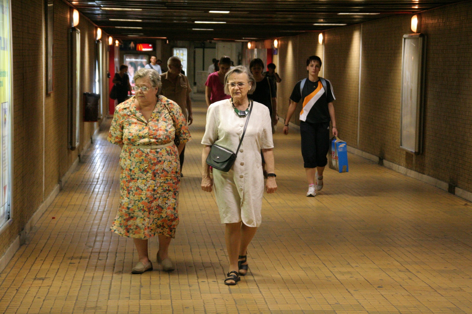 Pasajul dintre stațiile de metrou Unirii 1 și 2