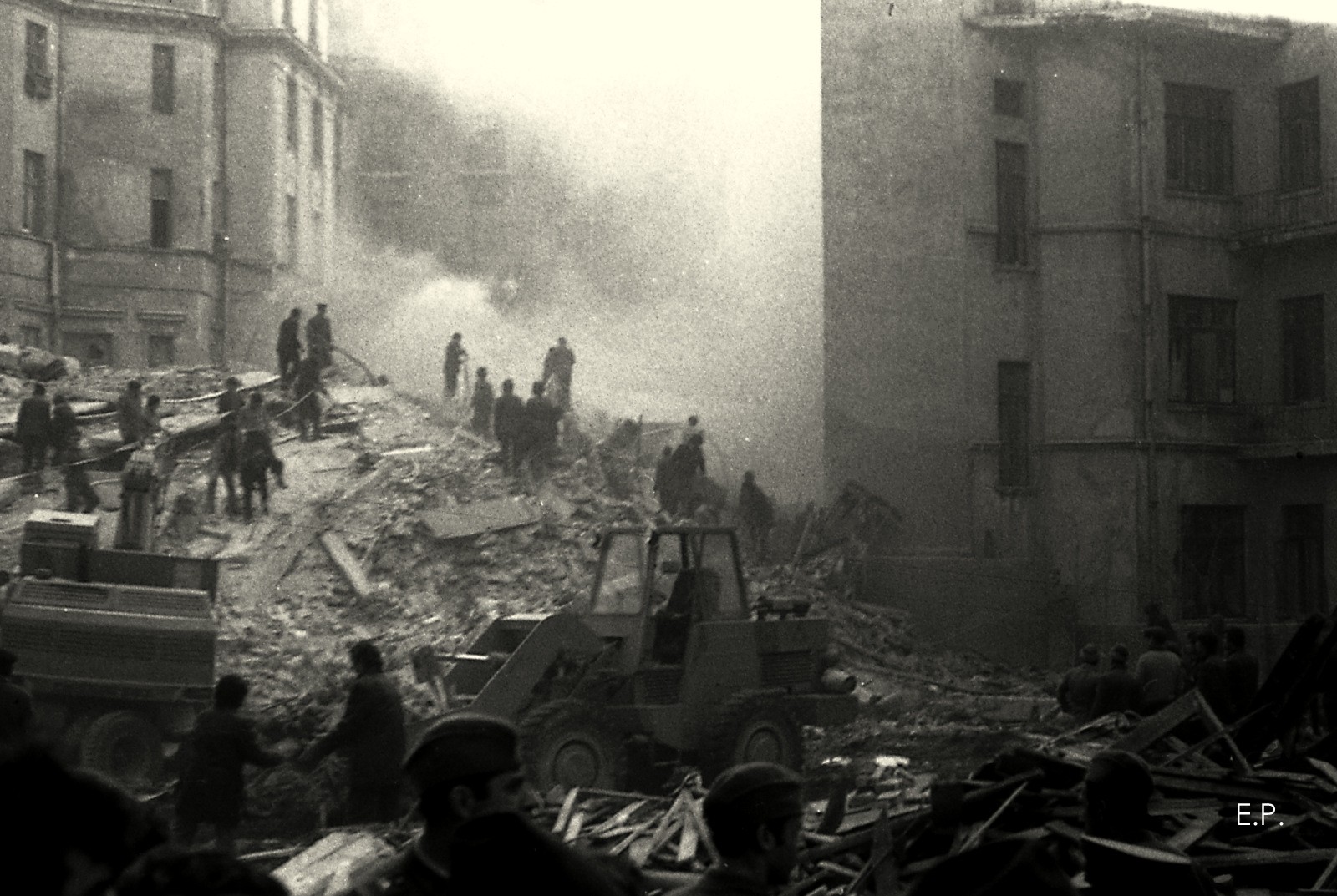 Bloc prăbușit la cutremurul din 1977