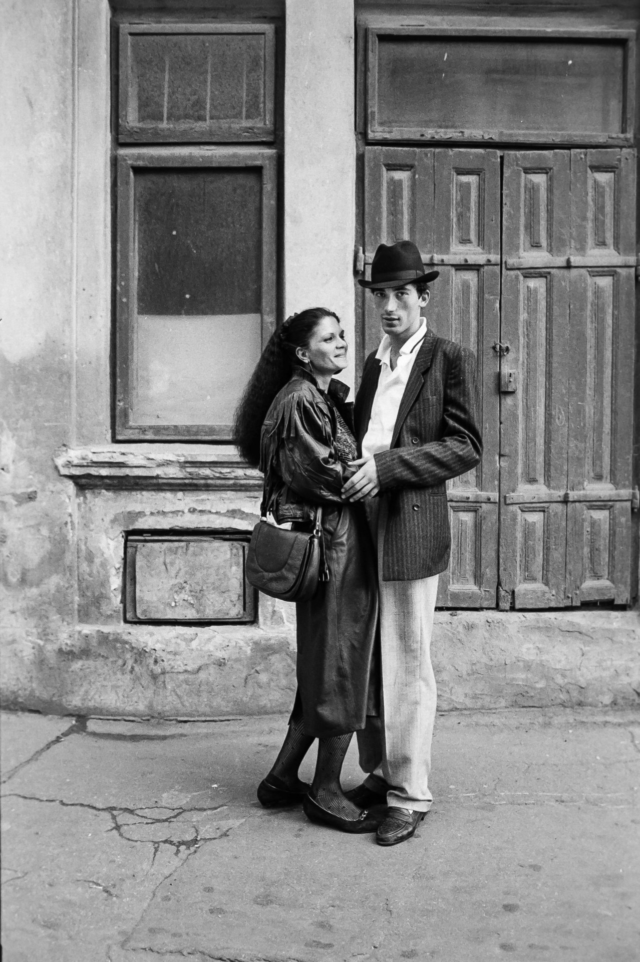 Cuplu de tineri în fața unei porți vechi - Strada Mircea Vulcanescu