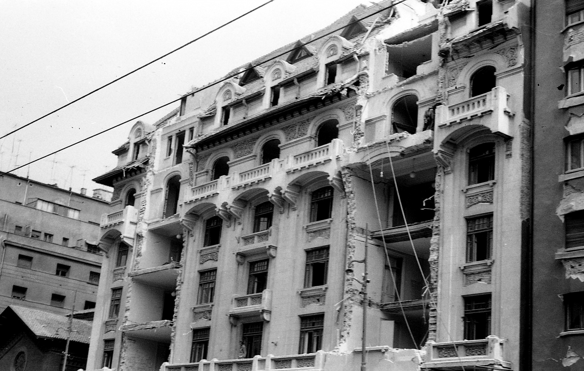Cutremur 1977, bloc langa biserica italiana