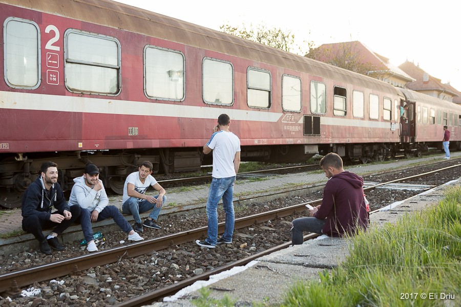 Călători așteptând să plece trenul din Gara obor