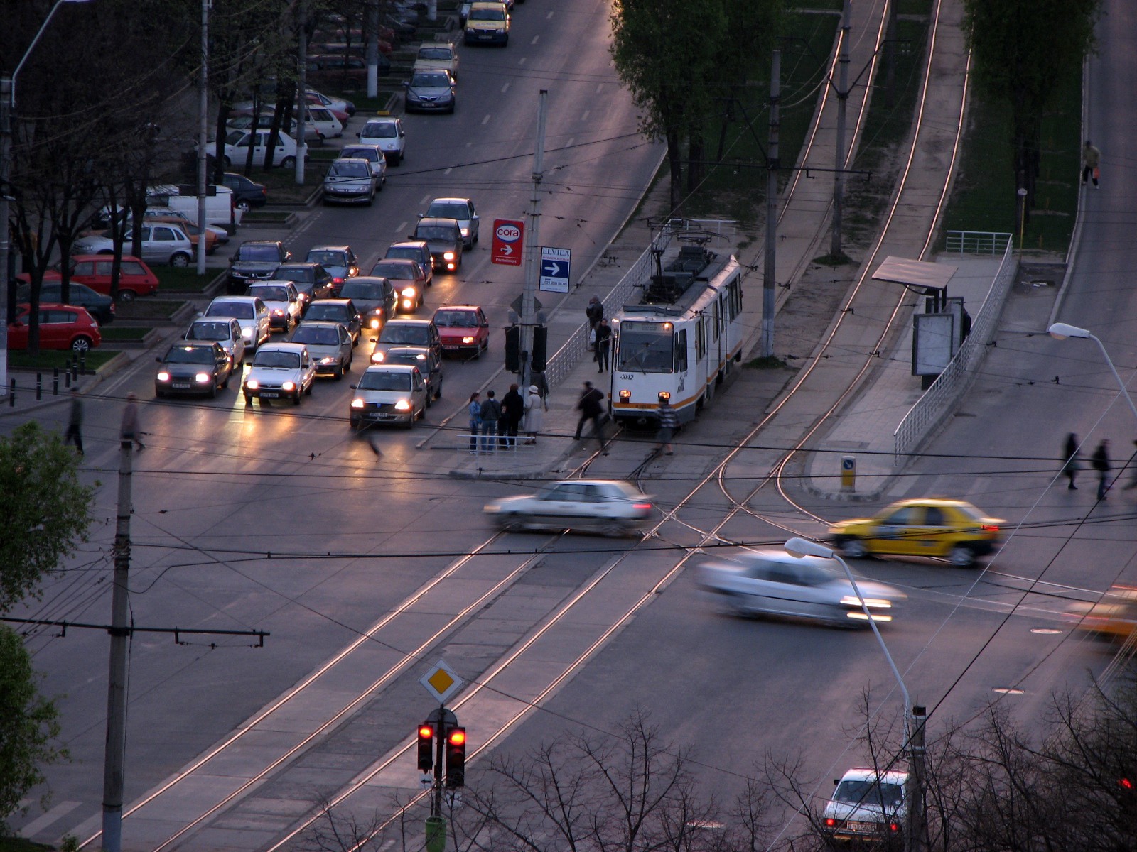 Trafic lejer de seară la Piața Rm. Sărat, 2007