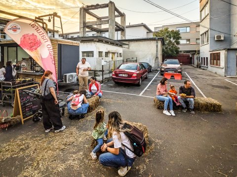 În curte - Industria Bumbacului - Dâmbovița Delivery - Splaiul Unirii