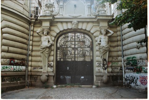 Porți Cu Atlanți, Piața Universității