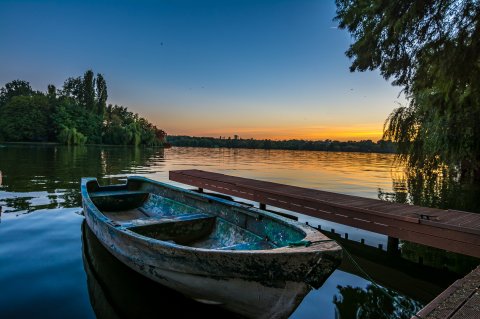 Barcă pe lacul Herăstrău