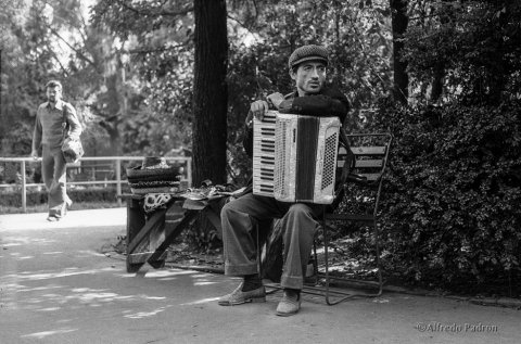 Muzician pe parcul Cismigiu - 1978