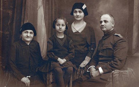 De la stânga la dreapta “Bunița”, mama Floricăi Popescu, fiica Marilena (Nuşa) Popescu, Dr. Florica Popescu și colonelu