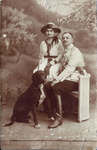 Străbunicii Florica și Jak Popescu cu cățelul - 26 iulie 1918