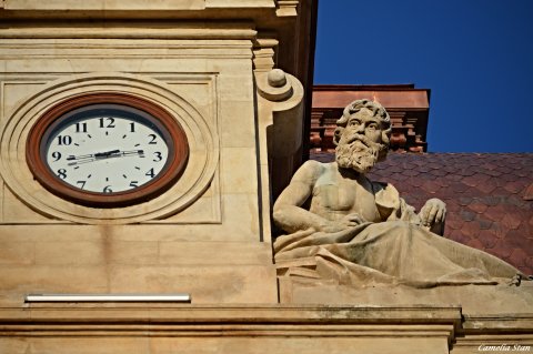 Sculpturi alegorice pe faţada Băncii Naţionale a Romaniei