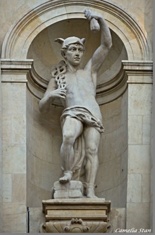 Sculpturi alegorice pe fatada bancii nationale a Romaniei