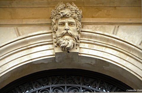 Sculpturi alegorice pe fatada Bancii Nationale a Romaniei
