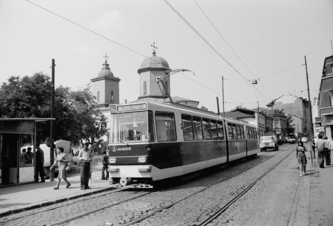 Tramvai linia 19 pe Calea Văcărești 08.09.1977 cu Biserica Sf. Nicolae Jitniţă