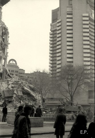 Blocul Dunărea prăbușit la cutremurul din 1977.