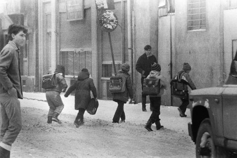 Copii traversand strada - Strada Colței