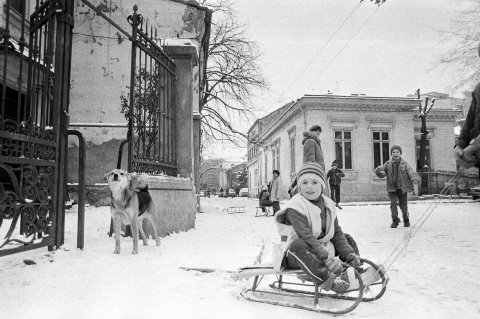 Iarna la joaca - Intersectie - Strada Stelea Spatarul - Radu Calomfirescu
