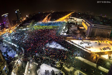 50.000 de persoane au format drapelul României din coli A4 luminate cu lanternele de la telefoanele mobile
