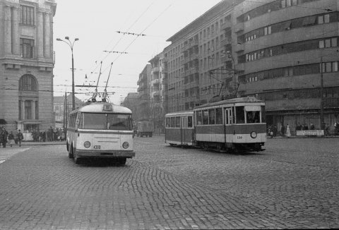 Troleibuz TV 2E in anul 1975 pe Calea Grivitei, la Gara de Nord. 4380 linia 87 Gara de Nord 18.12.1975