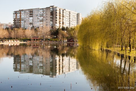 Parcul IOR primăvara cu vedere spre lac și intrarea apropiată stației de metrou Nicolae Grigorescu