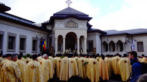 Preoti ascultand discursul Preafericitului Daniel, Patriarhul BOR, cu ocazia Procesiunii de Flori