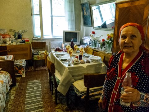 Maria, 85 ani, isi asteapta copiii si nepotii cu masa de Paste pusa
