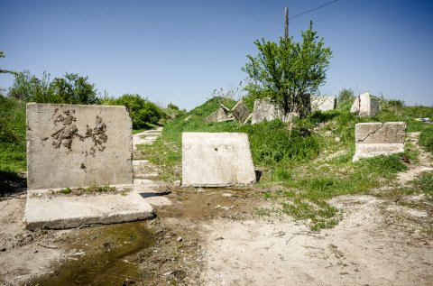 Intrare în fosta groapă  de gunoi Giulești-Sârbi
