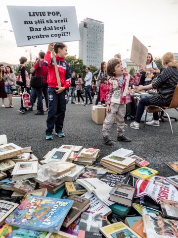 Protest „Biblioteca pentru Pop” - Piața Victoriei