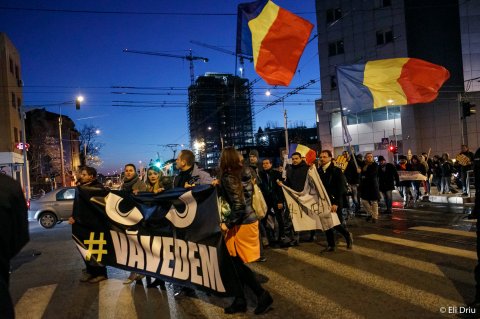 Membri ai ONG-urilor anti-PSD și reprezentanți ai  PNL, USR se îndreaptă spre Piața Victoriei pentru protest