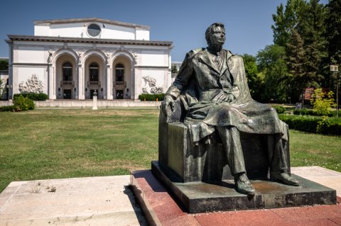 Statuie George Enescu - Opera Română