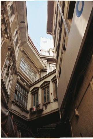 Pasarelă, Strada Degoya