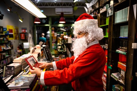 Cu Moș Crăciun în oraș - Cărturești & friends - Strada Edgar Quinet