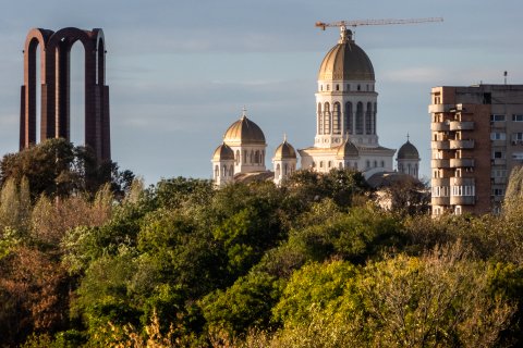 Catedrala Mântuirii Neamului văzută din parcul Tineretului