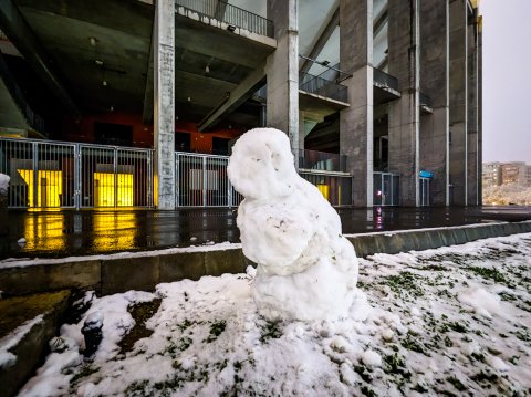 Om de zăpadă - Stadionul Național