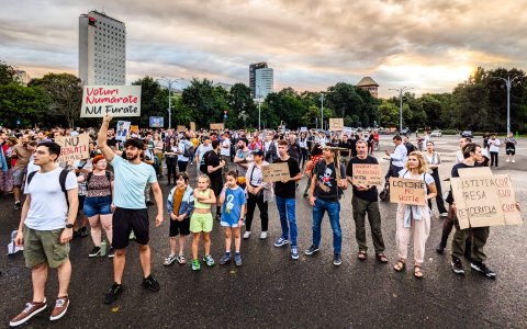 Protest - Alegeri locale - Piața Victoriei